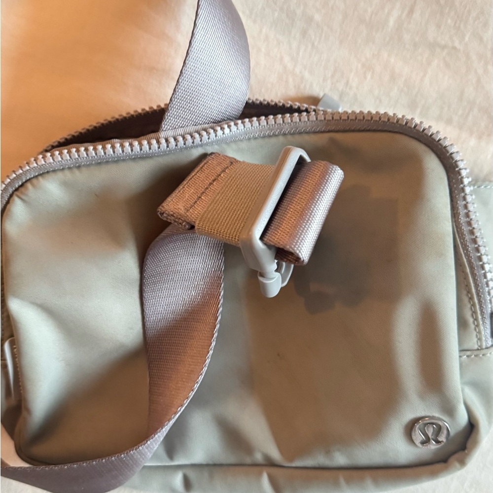 lululemon athletica Large Light Gray Belt Bag - Picture 5 of 8